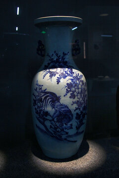 精美青花瓷花瓶展示