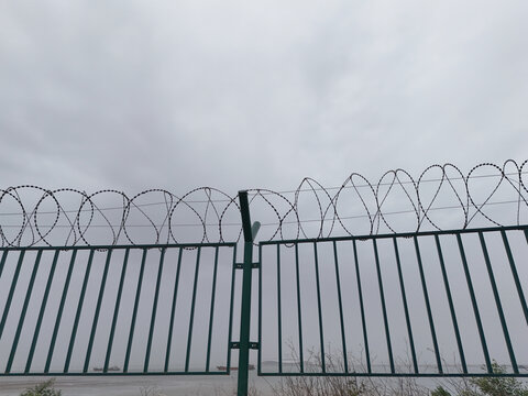 阻止走私铁栅栏