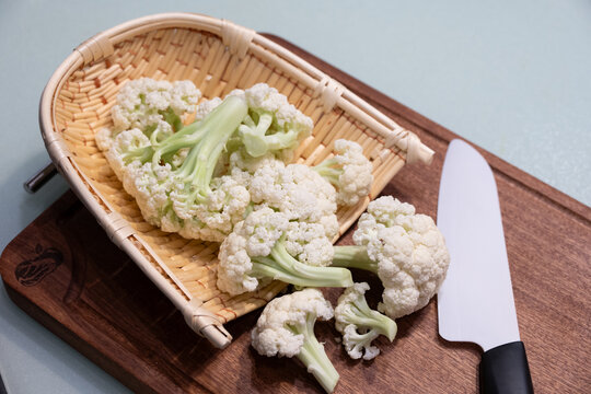 砧板上切块新鲜花椰菜