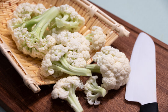 砧板上切块新鲜花椰菜