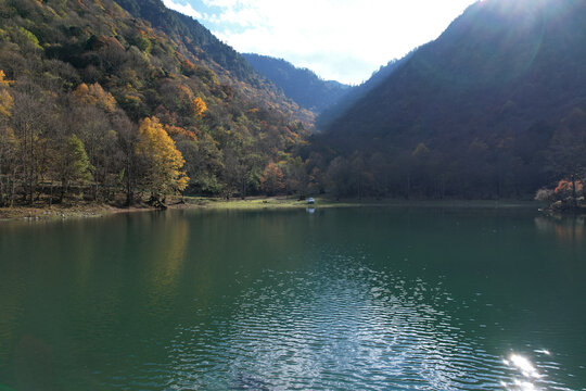 九寨沟山林湖畔的秋日风光