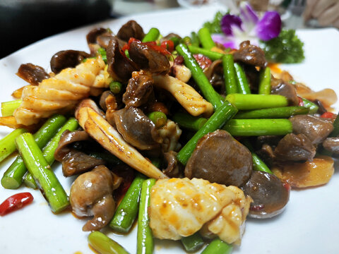 蒜苔炒鱿鱼鸡胗美味佳肴
