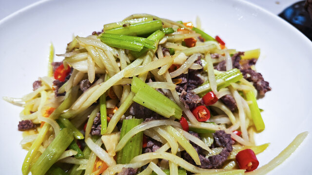 芹菜土豆丝炒牛肉