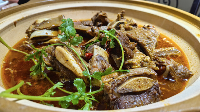 美味砂锅炖牛排骨