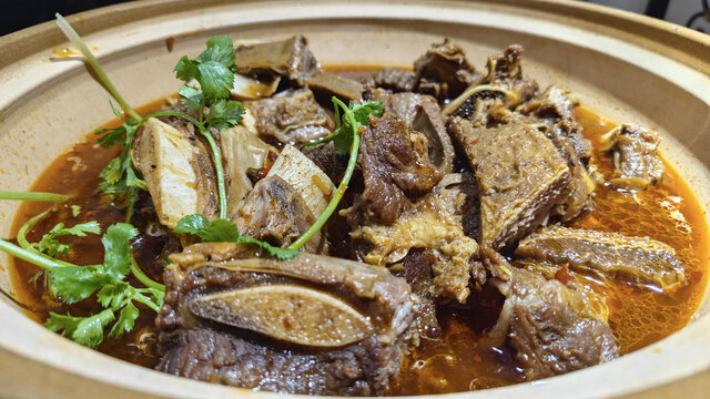 砂锅炖煮美味牛排骨
