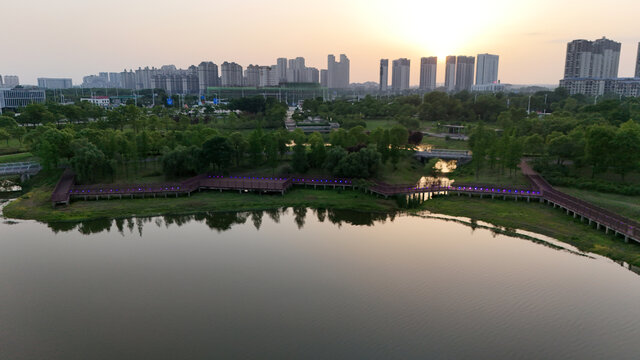 城市湖畔的黄昏美景
