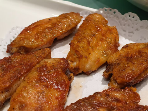 香煎美味鸡翅摆盘中