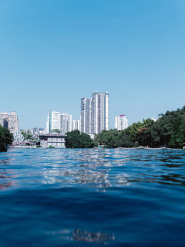 广州湖边的城市建筑和倒影