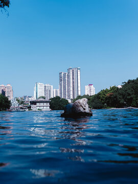 广州湖边的城市建筑和倒影