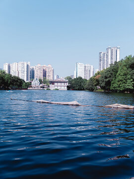 广州湖边的城市建筑和倒影