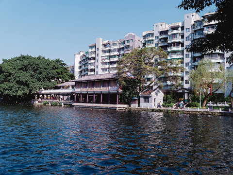 广州湖边的城市建筑和倒影