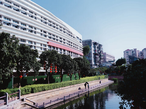 广州湖边的城市建筑和倒影