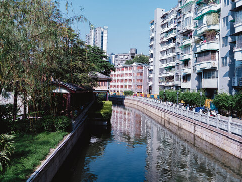 广州湖边的城市建筑和倒影