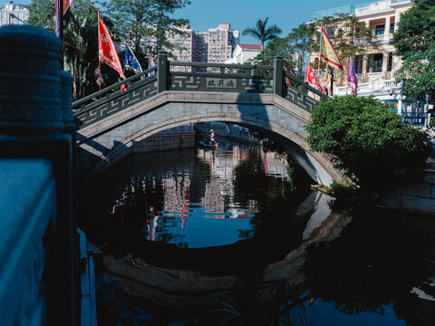 小河和中式古桥