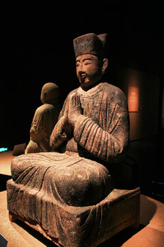 古朴坐姿古代人物石雕像