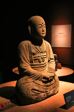 古朴石雕坐佛展示