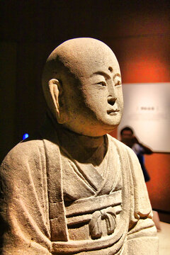 古朴的古代僧人石雕佛像