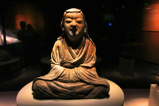 古代坐式人物陶俑展品