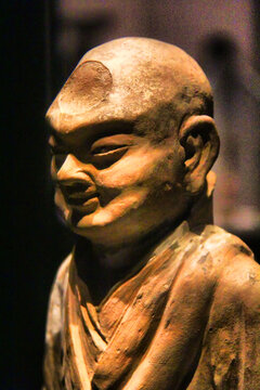 古朴神秘的古代佛像雕塑