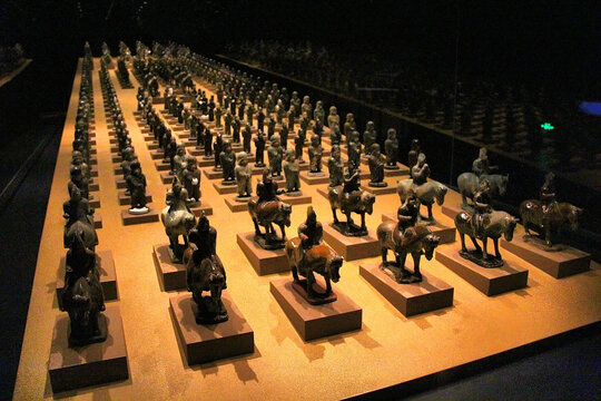 精美古代骑兵陶俑阵列展示