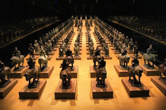 古代骑兵陶俑阵列展示