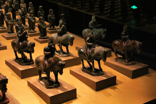 古代骑马陶俑文物展示