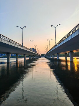 黄昏下的城市桥梁