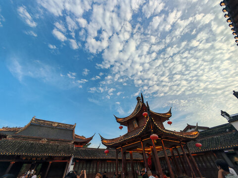 中式古建筑下的蓝天白云