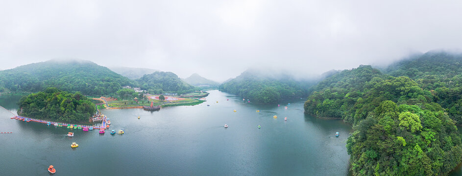 雾中翠湖全景