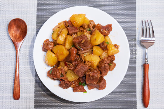 餐桌上一盘家常美味土豆烧牛肉
