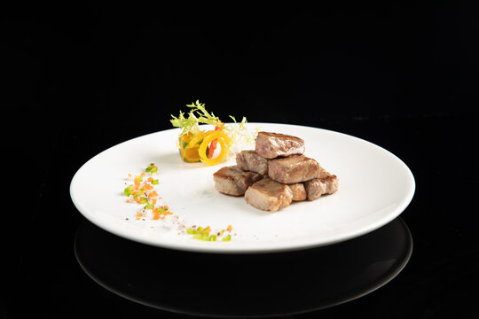 精致摆盘的美味牛肉块粤菜