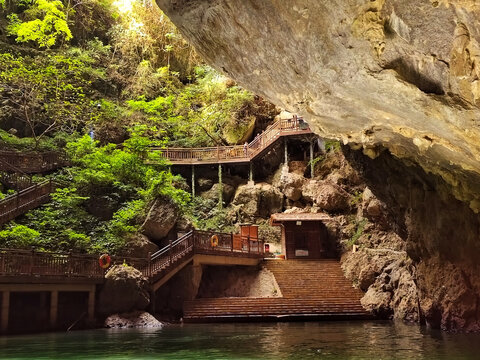 贵州省大方县九洞天河边小屋