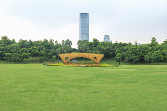 深圳弯月山谷公园草地与高楼建筑