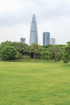 深圳弯月山谷公园草地与高楼建筑