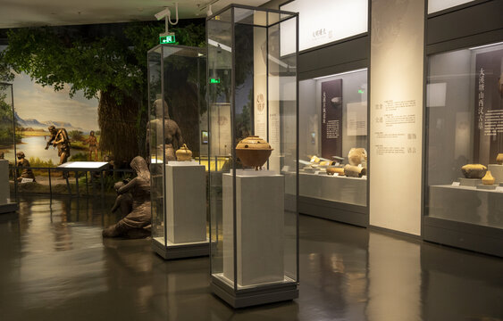 博物馆内的古代陶器展陈