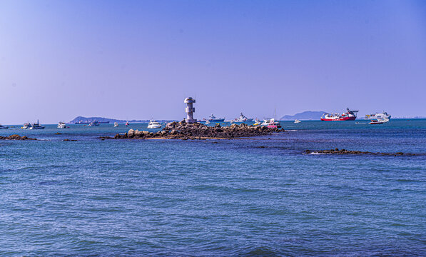 海上灯塔与船只风景图