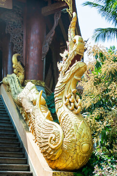 精美金色龙形雕塑装饰台阶