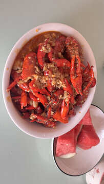 美味蒜蓉小龙虾配西瓜