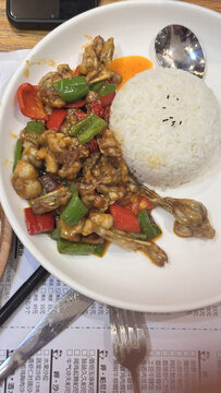 尖椒牛蛙盖浇饭美食照