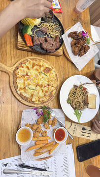 丰盛多样的美味西式餐点