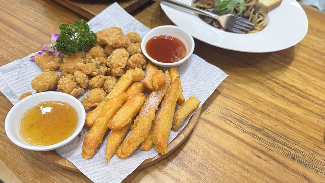 美味炸鸡配薯条与蘸酱