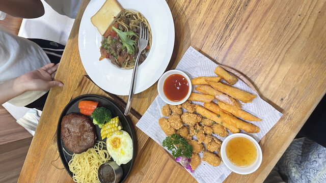 丰盛美味的西式餐点组合