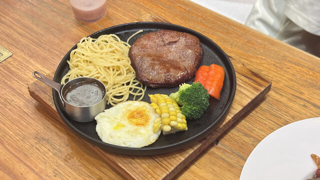 美味牛排套餐摆盘展示