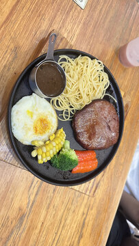 美味牛排意面套餐摆拍