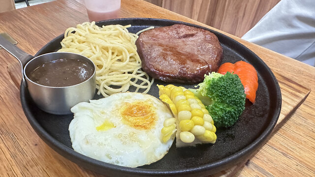 美味牛排套餐摆拍图