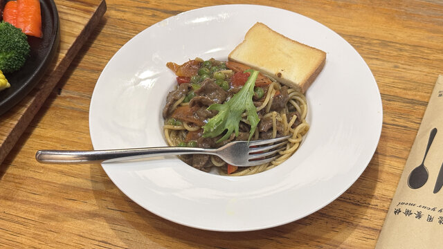 美味牛肉意面配烤面包