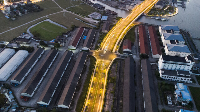 城市工厂与道路夜景航拍