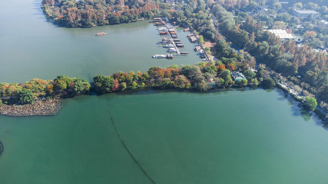 湖畔秋景与停泊船只风光
