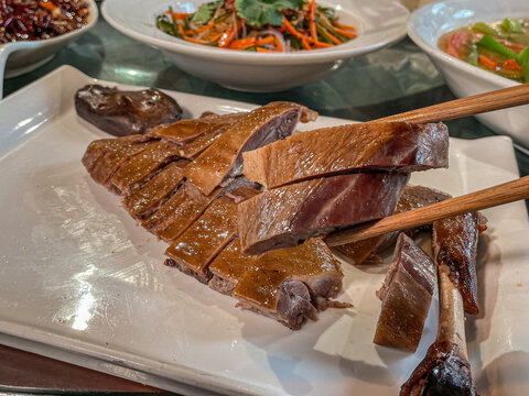 美味卤味鸭肉筷子夹取中