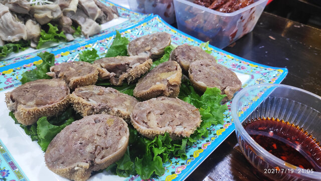 美味卤牛肚摆盘与蘸料